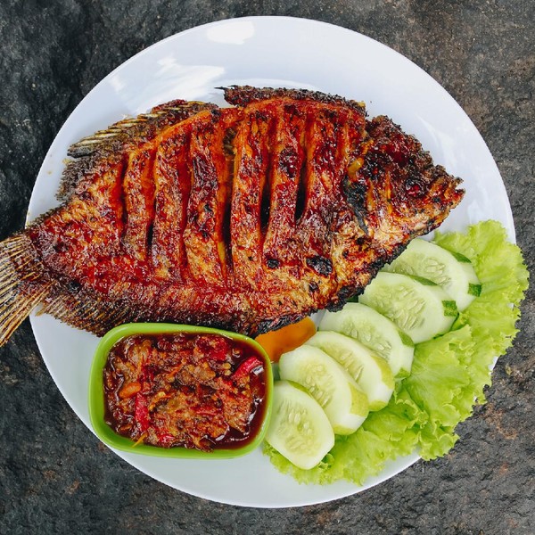 Nila vs Gurame: Mana yang Lebih Cocok untuk Ikan Bakar Malam Minggu?